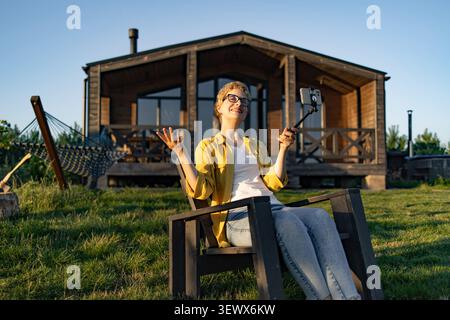 Frau Filmt Sich Im Freien Stockfoto