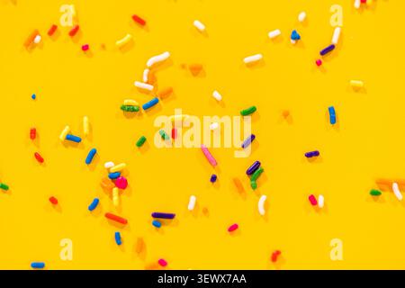 Leuchtende Bonbons Überstreichen Die Gelbe Textur Stockfoto
