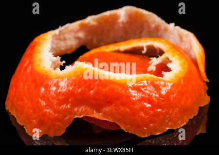Geschälte Mandarine Haut auf schwarzem Hintergrund, aus der Nähe. Stockfoto