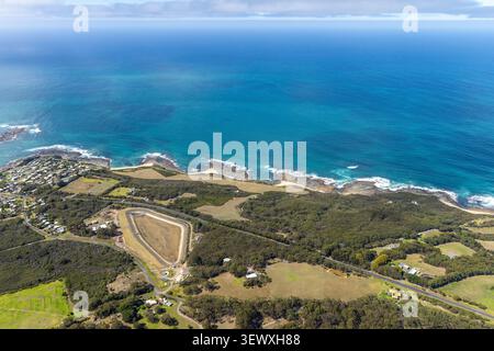 Aus der Vogelperspektive der Küstenklippen, des Ackerlandes und der Hafenanlagen in Marengo nahe Apollo Bay, Great Ocean Road, Victoria, Australien Stockfoto