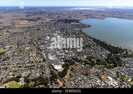 Aus der Vogelperspektive von Wohnhäusern, Wohnstraßen und Parklandschaften in Colac, Victoria, Australien Stockfoto