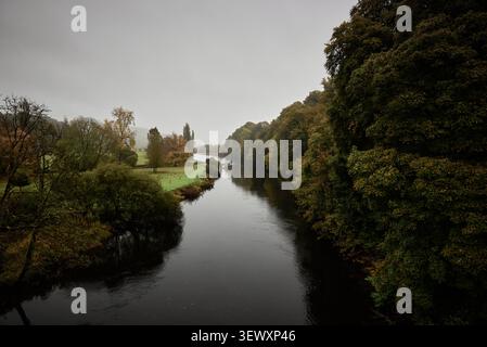 Fluss Blackwater windet sich durch herbstliches Waldland nahe Lismore in der Grafschaft Waterford, Irland Stockfoto