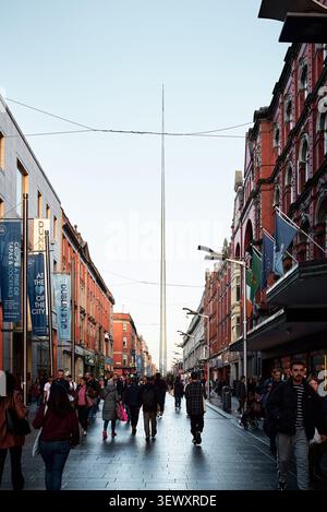 Fußgänger auf der Henry Street mit dem Spire of Dublin im Hintergrund, Irland Stockfoto