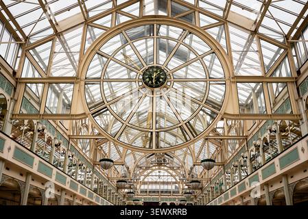 Historisches Glasdach und Uhr im Dunnes Stores auf dem St Stephen’s Green in Dublin Stockfoto