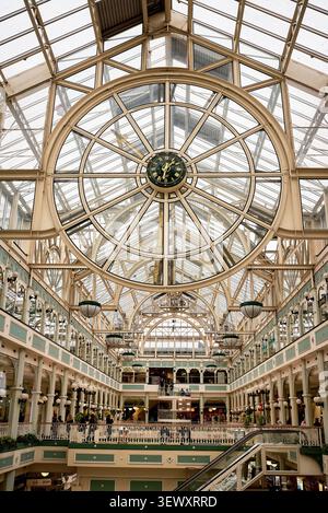 Innenraum des St Stephen’s Green Einkaufszentrums mit Glasdach und Uhr in Dublin Stockfoto