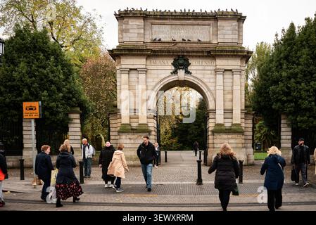 Eingang zum St Stephen’s Green Park durch das Fusiliers’ Arch in Dublin, Irland Stockfoto