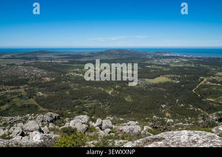 Panoramablick auf die Küste von Hilltop, grüne Landschaft, Blauer Himmel und Stockfoto