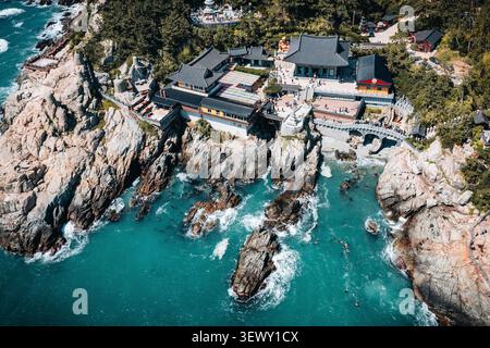 Luftaufnahme des Haedong Yonggungsa Tempels an den Meeresklippen in Busan Stockfoto