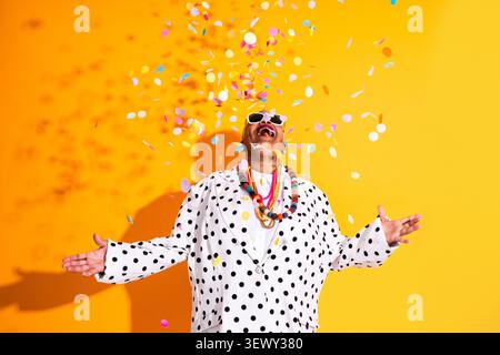 Schwarze Seniorin trägt moderne Kleidung Porträt auf Hintergrund - glückliche Seniorin mit Punktjacke und Sonnenbrille, feiert ein fest Stockfoto