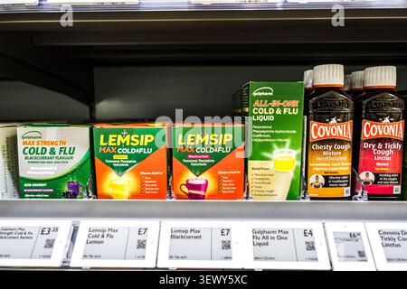 London UK, Juni 28 2026, Auswahl der frei verkäuflichen Medikamente gegen Erkältung und Grippe Galpharm Lemsip und Covonia Husten mit No People Stockfoto