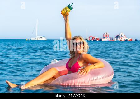 Glückliche Frau, die Sommerurlaub im Meer genießt Stockfoto