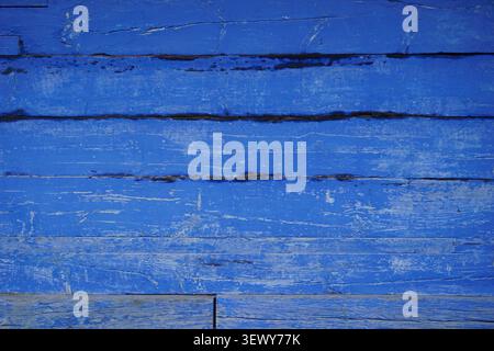 Verwitterte, blau lackierte Holzschreibtische Stockfoto