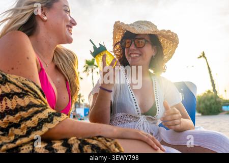 Freunde lachen am Strand und genießen Sommerurlaub Stockfoto