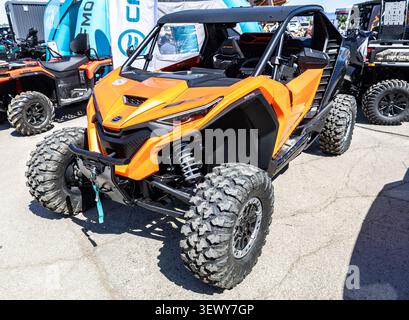 Samara, Russland — 23. Mai 2026: CFMoto ATV mit Geländereifen auf der Stadtstraße im Sommer. Dies ist einer der größten Motorradhersteller in Stockfoto