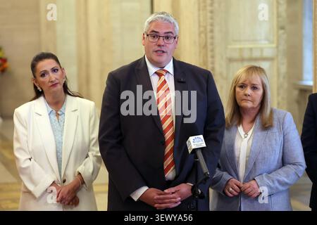 (Left to right) Deputy First Minister Emma Little-Pengelly, DUP party leader Gavin Robinson MP and deputy party leader Michelle McIlveen MLA speaking to members of the media, in the Great Hall in Stormont, Belfast. Picture date: Monday June 29, 2026. Stockfoto