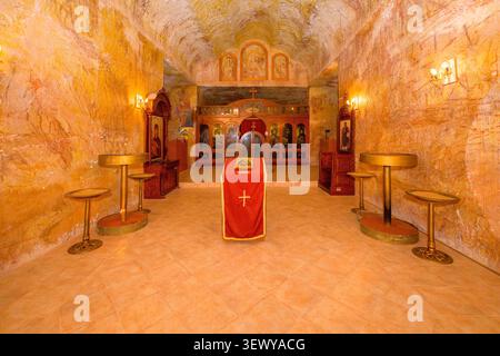 Altar in der serbisch-orthodoxen Kirche Saint Elijah, einer unterirdischen Kirche in Coober Pedy, South Australia, Australien. Stockfoto