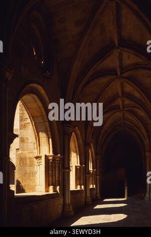 10. Oktober 2023, Portugal, Evora - Kathedrale. Sonnenlicht kommt durch hohe Fenster in einem Steingang mit Bögen. Steinmauern zeigen das Alter. Schritte sind visi Stockfoto