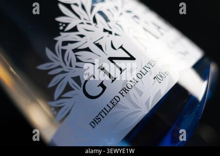 LONDON, Großbritannien - 30. MÄRZ 2025 Gin Mare Mediterranean Gin, ein handwerklicher Spirituosen, der aus vier außergewöhnlichen pflanzlichen Rohstoffen destilliert wird: Arbequina-Oliven, Basilikum, Roséwein Stockfoto