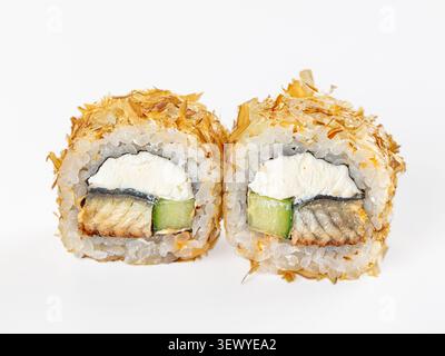 Makrofoto von zwei Sushi-Brötchen mit Aal-, Gurken- und Frischkäsefüllung. Rolle im Uramaki-Stil mit Katsuobushi-Spänen. Japanische Küche iso Stockfoto