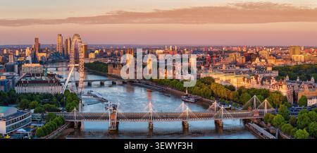 Panoramische Luftaufnahme der Londoner Skyline mit Southbank und Embankment, Westminster Bezirk zurück zu Nine Elms während eines goldenen Sonnenaufgangs Stockfoto