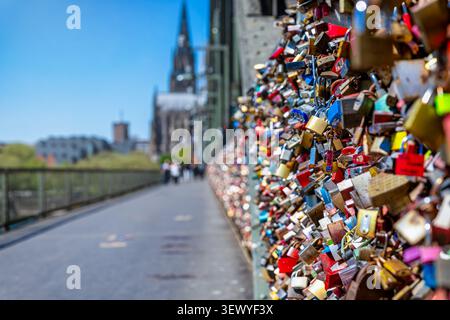 Schärfentiefeansicht der Hohenzollernbrücke in Köln, Deutschland, mit den zahlreichen Liebesschlössern vor der Kathedrale Stockfoto