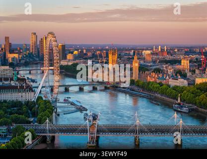 Luftbild der Skyline von London, England, mit Southbank und Embankment, Westminster Palace während eines goldenen Sommer Sonnenaufgangs Stockfoto