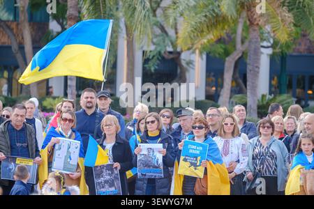 Malaga Spanien 02 24 2024 Gruppe von Menschen, die ukrainische Fahnen und Schilder halten, versammelte sich draußen zu einer Demonstration oder Veranstaltung zur Unterstützung der Ukraine, mit Stockfoto