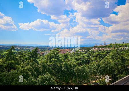 Ein alter Park in Madrid an einem hellen sonnigen Tag. Stockfoto