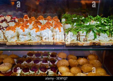 Traditionelle spanische Vorspeisen in der Tapas-Bar von Madrid. Stockfoto