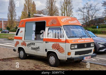 Traditioneller belgischer Waffelimbiss, der in Brüssel, Belgien, geparkt ist Stockfoto