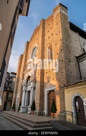Fassade des Duomo di Salo, Kathedrale Santa Maria Annunziata, in der Altstadt von Salo am Gardasee Italien. Historische Architektur und Reisekonzept. Stockfoto