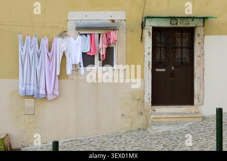 Wäscherei hängt vor dem traditionellen Wohnhaus in Lissabon Stockfoto