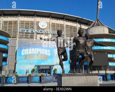 Manchester, Großbritannien. Die Fassade des Etihad-Stadions zeigt Champions-Grafiken, als Enzo Maresca PEP Guardiola als Head Coach von man City ersetzt. Stockfoto