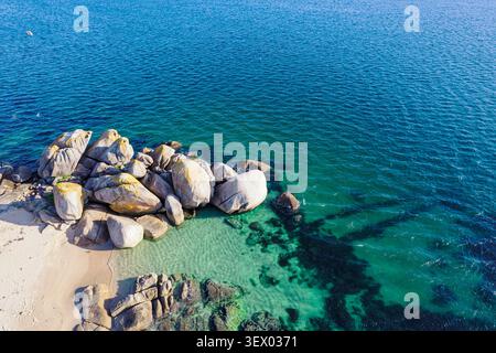 Drohnenaufnahme der wunderschönen Küste mit großen Felsbrocken und klarem Wasser Stockfoto