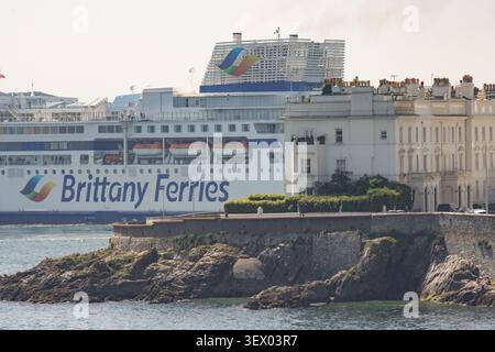 Brittany Ferries Flaggschiff-Kreuzfahrt-Fähre Pont-Aven, vorbei an Grand Parade und den felsigen Klippen von Plymouth Hoe, Juni 2026 Stockfoto