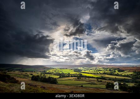 Sturm über Westerdale, North York Moors Nationsl Park, North Yorkshire, England. Ein Bruch in den Wolken Stockfoto