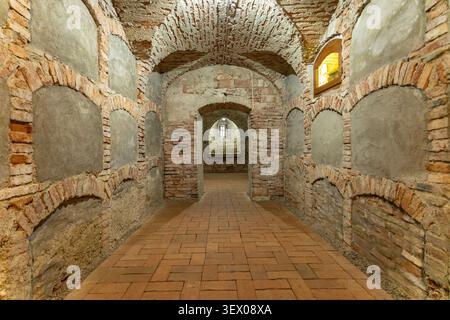 Krypta der Schäßburger Bergkirche in Sighisoara oder Schäßburg, Siebenbürgen, Rumänien | Krypta der Kirche auf dem Hügel in Sighisoara, Transsilvanien, Stockfoto