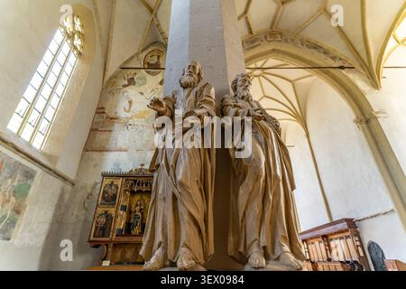 Statuen im Innenraum der Schäßburger Bergkirche in Sighisoara oder Schäßburg, Siebenbürgen, Rumänien | Innenstatuen der Kirche auf dem Hügel in Stockfoto