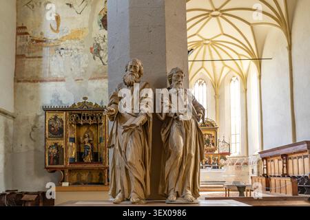 Statuen im Innenraum der Schäßburger Bergkirche in Sighisoara oder Schäßburg, Siebenbürgen, Rumänien | Innenstatuen der Kirche auf dem Hügel in Stockfoto