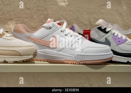 Brandneue Nike Sneakers Schuhe. Sportliche Nike Sportschuhe im Schuhgeschäft erhältlich. Minsk, Weißrussland - 30. März 2026 Stockfoto