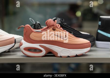 Brandneue Nike Sneakers Schuhe. Sportliche Nike Sportschuhe im Schuhgeschäft erhältlich. Minsk, Weißrussland - 30. März 2026 Stockfoto
