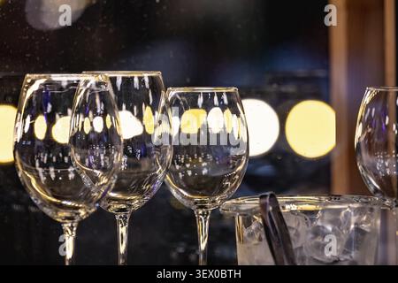 Leere Weingläser in einer Bar bereiten sich auf ein Weintreffen vor Stockfoto
