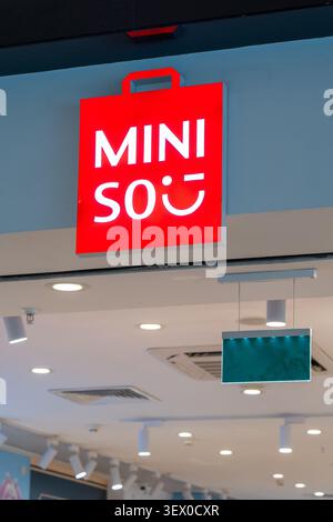 Der MINISO-Laden auf dem Schild. Logoschild für Einzelhandelsgeschäfte der Marke Miniso. Miniso-Schild über dem Eingang zum Geschäft. Minsk, Weißrussland - 30. März 2026 Stockfoto