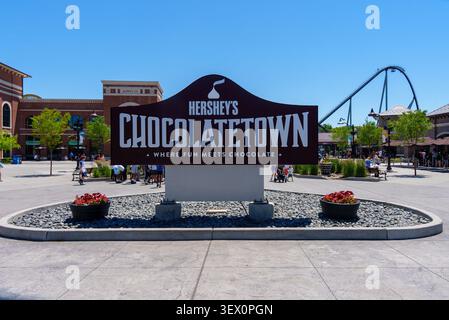 Die Leute besuchen Hershey's Chocolatetown im Sommer. Familien schlendern durch die Gegend und suchen nach lustigen Aktivitäten und Schokoladengerichten. Besucher genießen den Freizeitpark atm Stockfoto