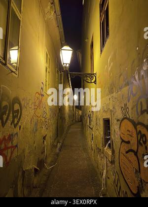 Zagreb, Kroatien - 4. Januar 2021: Beleuchtete Gasse Zakmardijeve Stube mit Graffiti an den Wänden in der Altstadt bei Nacht Stockfoto
