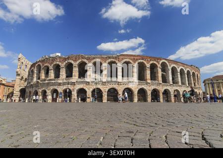 Verona, Italien ? 26. Mai 2017: Außenansicht der Verona Arena von der Piazza Bra, einem antiken römischen Amphitheater (Arena di Verona) Stockfoto