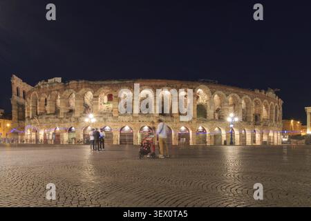 Verona, Italien ? 26. Mai 2017: Außenansicht der Verona Arena von der Piazza Bra, einem antiken römischen Amphitheater (Arena di Verona) Stockfoto