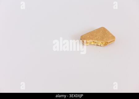 Gebissenes Sandwich Cookie Mit Creme Füllung Auf Weißem Hintergrund Minimaler Snack Mit Krümeln Foto Stockfoto