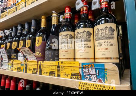 Chateau Le Vieux Fort Medoc französischer Rotwein aus der Region Bordeaux, klassifiziert als Cru Bourgeois, in einem Supermarktregel in Hongkong Stockfoto