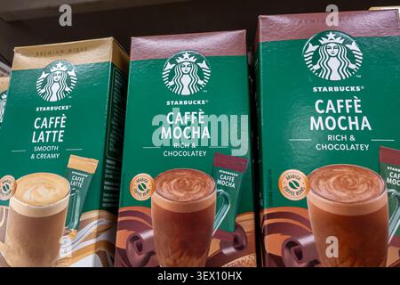 Starbucks Premium Instant-Kaffeemischungen, die Caffè Mocha-Varietät in einem Supermarkt Stockfoto